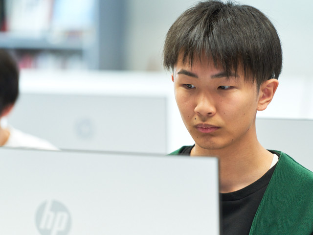 デザイン・コンピュータ学科 基礎コース（２年制/文部科学省・職業実践専門課程認定） ゲームクリエイター専攻 C言語やCG、設計やVR(バーチャルリアリティ)など、ゲームづくりに必要な技術を学習していきます。