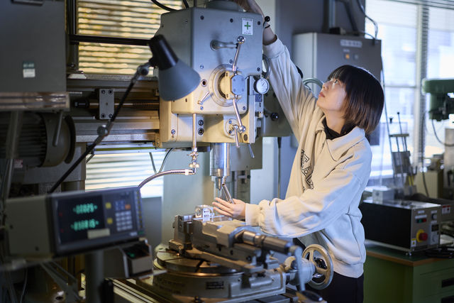 基幹工学部 機械工学科 デジタル化社会を支える機械工学の「最先端」を学ぶ