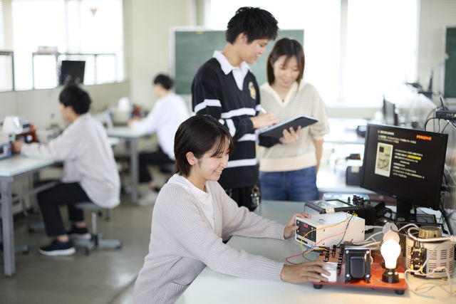 基幹工学部 電気情報工学科 社会を支える動力設備からスマート情報機器　そして人と人をつなぐ情報通信を学ぶ