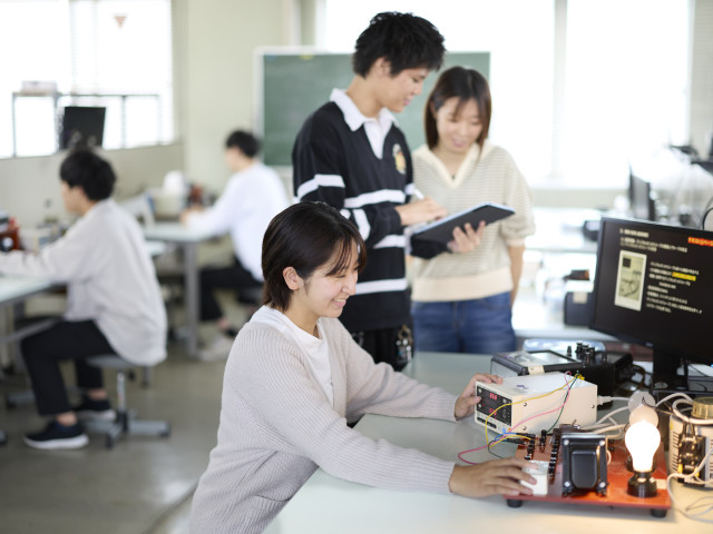 基幹工学部 電気情報工学科 社会を支える動力設備からスマート情報機器　そして人と人をつなぐ情報通信を学ぶ