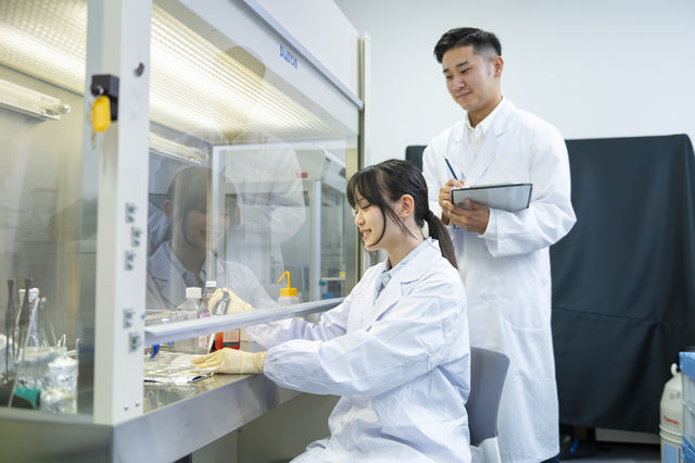 基幹工学部 環境生命化学科 化学を軸に科学全般の知識を身につけ、多くの分野で社会構築に貢献する研究力を身につける