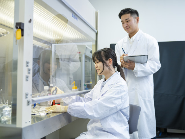 基幹工学部 環境生命化学科 化学を軸に科学全般の知識を身につけ、多くの分野で社会構築に貢献する研究力を身につける