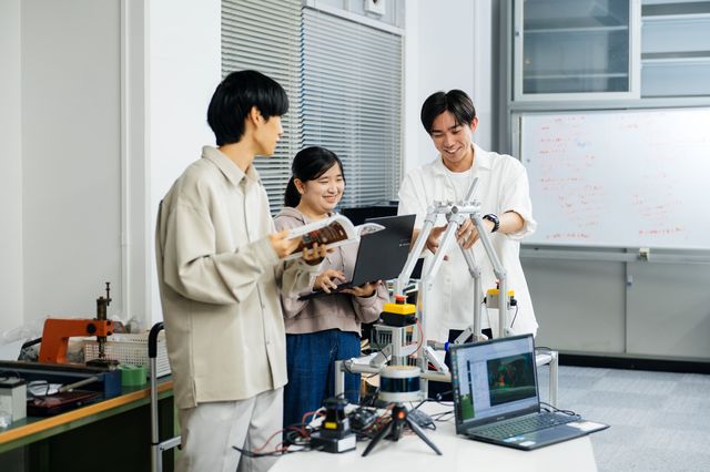 先進工学部 ロボティクス学科 人工知能やロボット技術など　未来へつながる先駆的分野を学ぶ
