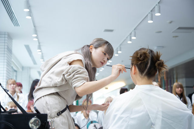 美容学科 ヘアメイクアーティストコース 【専攻科目：カット、カラー、パーマ、アレンジ、メイク、まつエク、エステ】