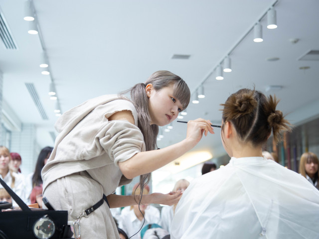 美容学科 ヘアメイクアーティストコース 【専攻科目：カット、カラー、パーマ、アレンジ、メイク、まつエク、エステ】