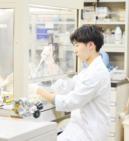 薬学部 健康薬学科 健康寿命延伸の実現に向けて、予防から治療までカバーできる薬剤師を目指します。