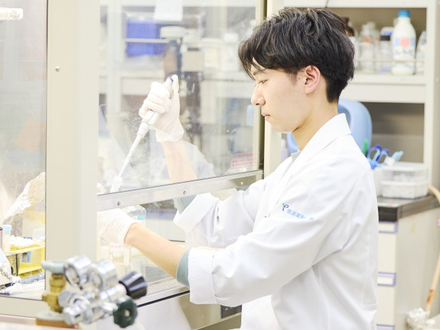 薬学部 健康薬学科 健康寿命延伸の実現に向けて、予防から治療までカバーできる薬剤師を目指します。