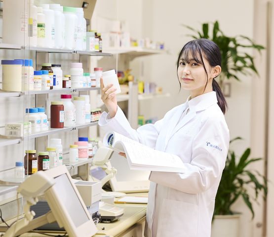 薬学部 臨床薬学科 薬物治療の高度な知識と技能を持ち、チーム医療の中枢を担う薬剤師を目指します。