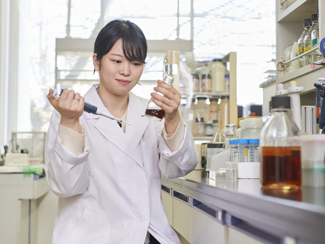 薬学部 薬科学科 製薬・医薬品・食品・ 化粧品等の研究開発するプロフェッショナルを 目指そう！