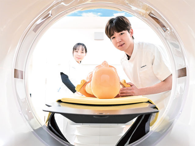 医療技術学部 診療放射線学科 最先端の機器を使用して撮影技術と画像診断力を磨くとともに、 臨床経験豊富な教員の指導により 高精度の放射線治療に関する知識と技術を身につけます。