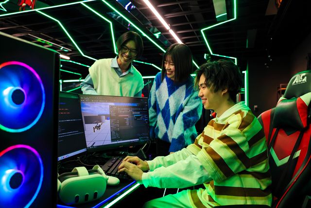 先端ITシステム科（職業実践専門課程） あなたのゲーム知識を 次のレベルに。 さぁゲーム開発の世界へ。