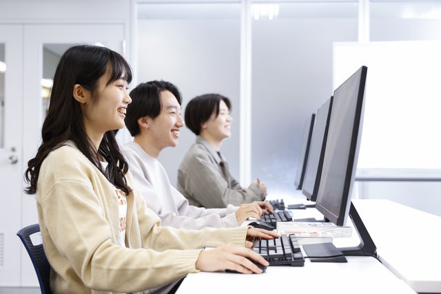 情報処理科（職業実践専門課程） ITの魅力にふれる。 多彩なコースから、 自分の可能性を見つける。