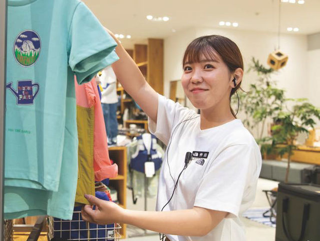 スポーツビジネス科 スポーツショップコース スポーツの特性や消費者を理解した商品提供方法を学ぶ。