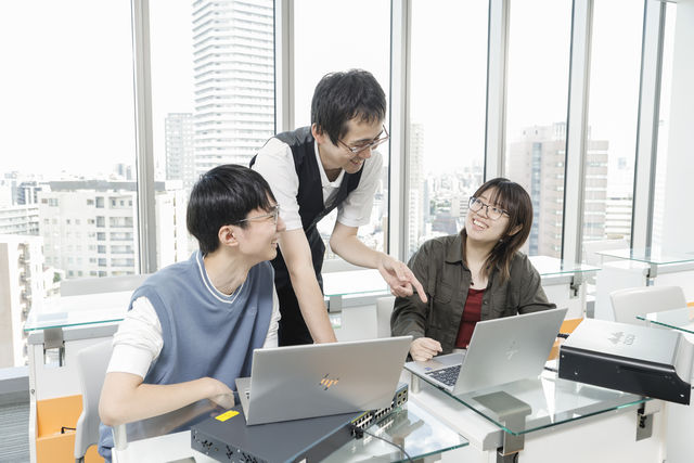 高度情報システム科 高度な知識・技術を修得し、実践的なリーダーとして活躍できる人材を育成します。