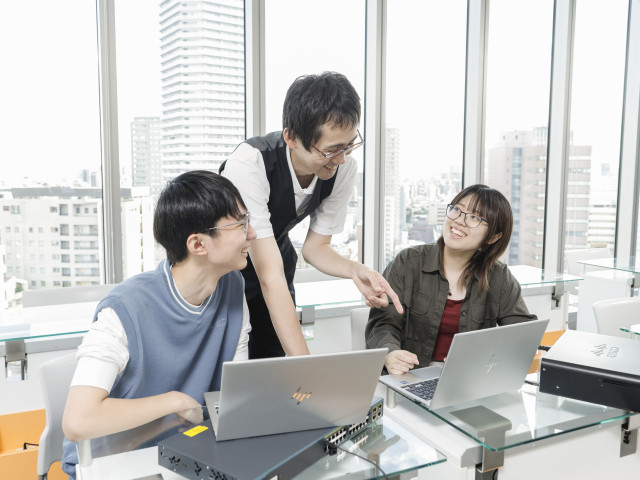 高度情報システム科 高度な知識・技術を修得し、実践的なリーダーとして活躍できる人材を育成します。