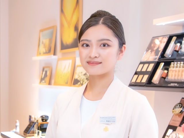 トータルビューティー科 トータルビューティーコース メイク・ネイル・エステ・ヨガ・SNSプロモーション。美容全般を2年間通して学び、自分自身を磨き上げる。