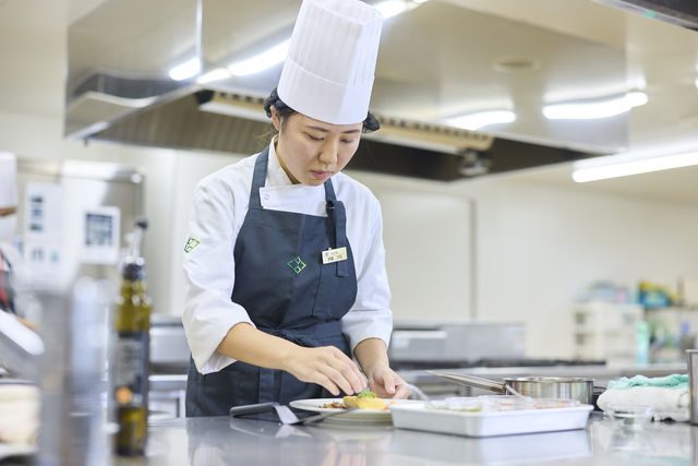 調理師科 西洋料理から中国料理・日本料理まで幅広い技術を身につけ、業界で活きる応用力を磨く！