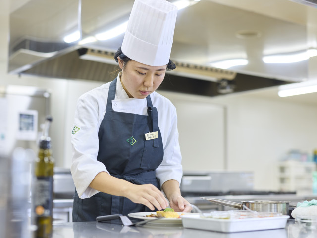 調理師科 西洋料理から中国料理・日本料理まで幅広い技術を身につけ、業界で活きる応用力を磨く！