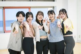 スポーツトレーナー科 ビューティートレーナーコース スポーツトレーナーの基礎に加えて、栄養、美容に関する知識も習得。 スポーツや身体作りを通して、お客様の健康と美をかなえられるトレーナーを目指します。