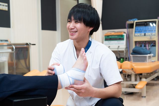 医療３年制学部＜専門士＞ 柔道整復学科 【昼間部】人が持つ自然治癒力を引き出し、医療・スポーツ・美容分野で活躍。独立開業できる国家資格。