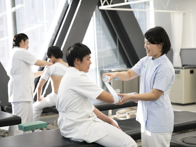 医療３年制学部＜専門士＞ 柔道整復学科［夜間部］ 【夜間部】人が持つ自然治癒力を引き出し、医療・スポーツ・美容分野で活躍。独立開業できる国家資格。