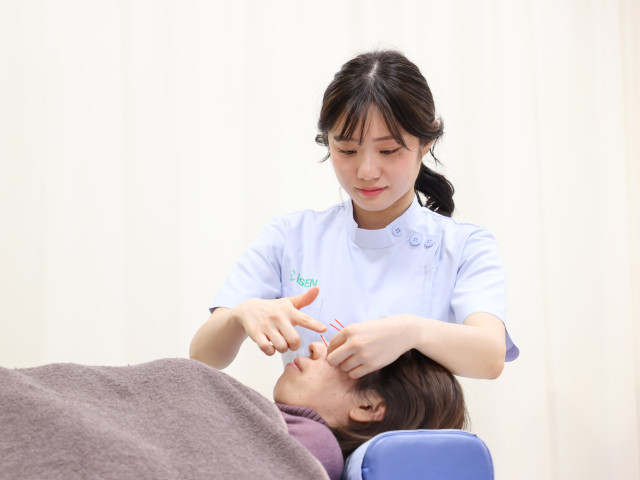 医療３年制学部＜専門士＞ 鍼灸学科［夜間部］ 【夜間部】医療・スポーツから美容、そして独立開業まで。幅広い専門性を持つ治療家へ。