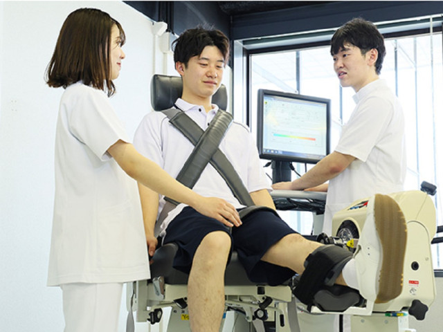 医療４年制学部＜高度専門士＞ 高度理学療法学科 病気やケガから生じた運動機能の問題を回復へと導く。リハビリテーションのエキスパートになる。