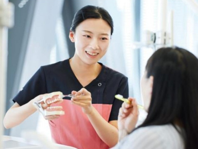 医療３年制学部＜専門士＞ 歯科衛生学科 【昼間部】「治療」・「予防」から「美容」まで。最新機器を導入した教育環境で、患者さんを笑顔にする。