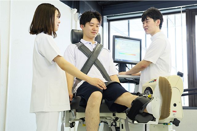 医療４年制学部＜高度専門士＞ 高度理学療法学科 病気やケガから生じた運動機能の問題を回復へと導く。リハビリテーションのエキスパートになる。