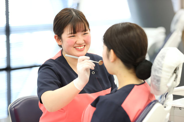 医療３年制学部＜専門士＞ 歯科衛生学科［夜間部］ 【夜間部】「治療」・「予防」から「美容」まで。最新機器を導入した教育環境で、患者さんを笑顔にする。