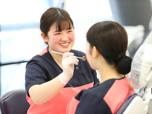 医療３年制学部＜専門士＞ 歯科衛生学科［夜間部］ 【夜間部】「治療」・「予防」から「美容」まで。最新機器を導入した教育環境で、患者さんを笑顔にする。