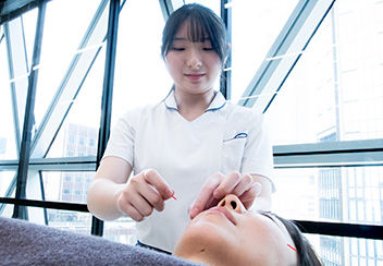 医療３年制学部＜専門士＞ 鍼灸学科 医療・スポーツから美容、そして独立開業まで。幅広い専門性を持つ治療家へ。