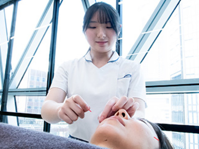医療３年制学部＜専門士＞ 鍼灸学科 医療・スポーツから美容、そして独立開業まで。幅広い専門性を持つ治療家へ。