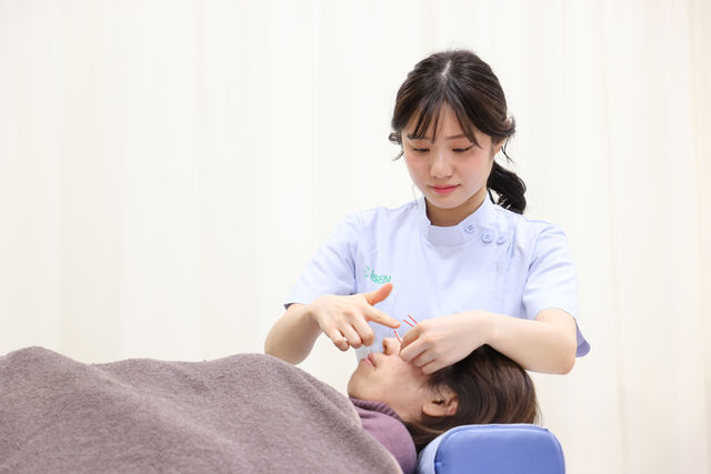 医療３年制学部＜専門士＞ 鍼灸学科［夜間部］ 【夜間部】医療・スポーツから美容、そして独立開業まで。幅広い専門性を持つ治療家へ。