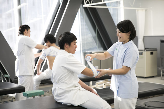医療３年制学部＜専門士＞ 柔道整復学科［夜間部］ 【夜間部】人が持つ自然治癒力を引き出し、医療・スポーツ・美容分野で活躍。独立開業できる国家資格。