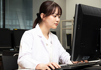 医療３年制学部＜専門士＞ 診療情報管理学科 病院経営を支える専門職。医療情報管理の最高位である「診療情報管理士」へ。