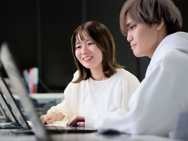 人間情報学部 人間情報学科 AIと共存する情報社会を創造する「AI」と「人の心」に加え、その礎である「数学」の学びと、「数学・情報教員」の育成を強化します