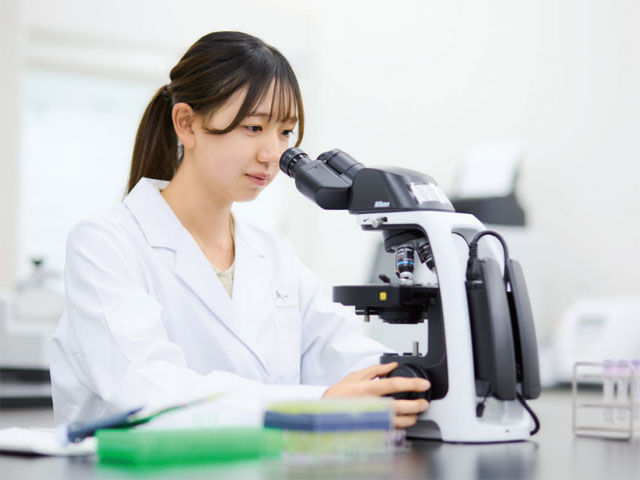 健康医療科学部 医療貢献学科 臨床検査学専攻 最先端の臨床検査技術・知識を学び、チーム医療の一員として地域医療に活かす