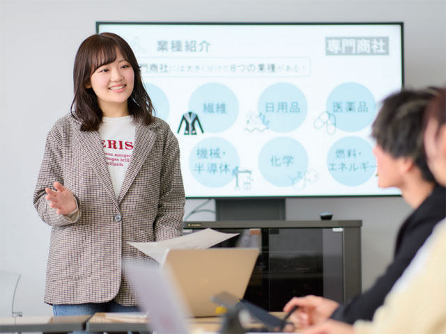 ビジネス学部 ビジネス学科 4つの基盤を軸にビジネスへの理解を深め、現場で活きる力を身につけます