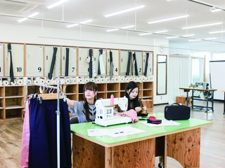 【ファッションデザイン科】キャンバスコラージュ！いろいろな布を使って自分のイメージを描こうの画像