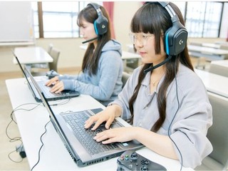 デジタルイノベーション学科 ゲームディベロッパーコース（旧：SE・プログラマコース、旧：ゲーム・Web・ITコース） 「ゲームを作ってみたいけど自分にできるかな」 最初は誰でもそんな不安があると思います。