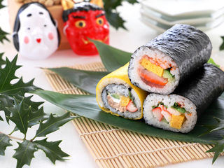 願いを込めて恵方巻を丸かじり【調理師科】の画像