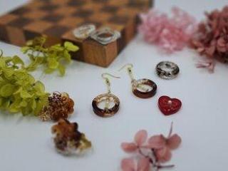 【プロダクトデザイン学科】レジンでつくる♪自分だけのオリジナルアクセサリーの画像