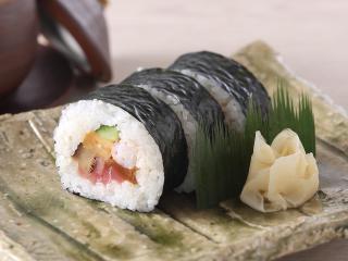 「福は内！」日本の伝統 太巻き寿司の画像