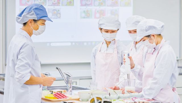 栄養科学部 管理栄養学科 めざすは「生きる力、人間性、高度な専門性を備え、情熱を持って社会と人々の健康とQOL向上に貢献できる」管理栄養士