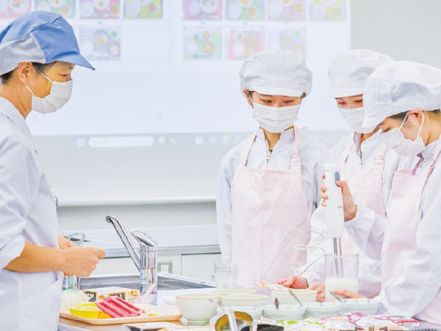 栄養科学部 管理栄養学科 めざすは「生きる力、人間性、高度な専門性を備え、情熱を持って社会と人々の健康とQOL向上に貢献できる」管理栄養士