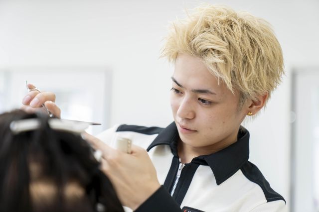 美容科 カットコース サロンワークに直結したカリキュラムでトップスタイリストを目指す。