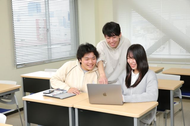 ITエキスパート学科 AI×システム開発×データベースで、世の中の“便利”を進化させる