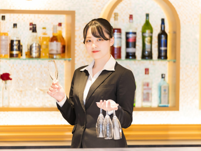 ホテル科 多彩な演習科目や現場を体感する授業を通じて、最高のおもてなしを提供するホテリエを目指します