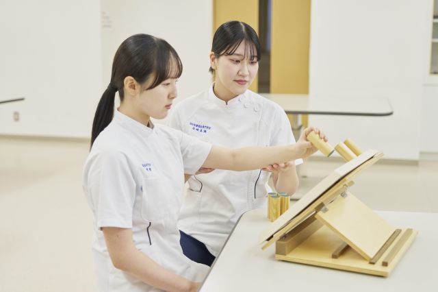 作業療法科 幅広い実践力と応用力でリハビリテーションや生活支援を行い、生きる尊さを受け止められる心を育てます。